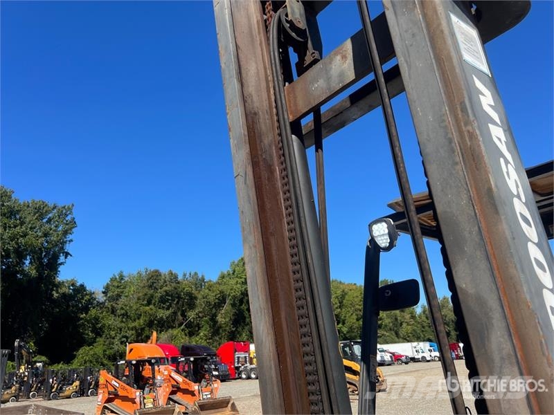 Doosan D45S-7 9100 lb Pneumatic Tire Forklift Viličari - ostalo