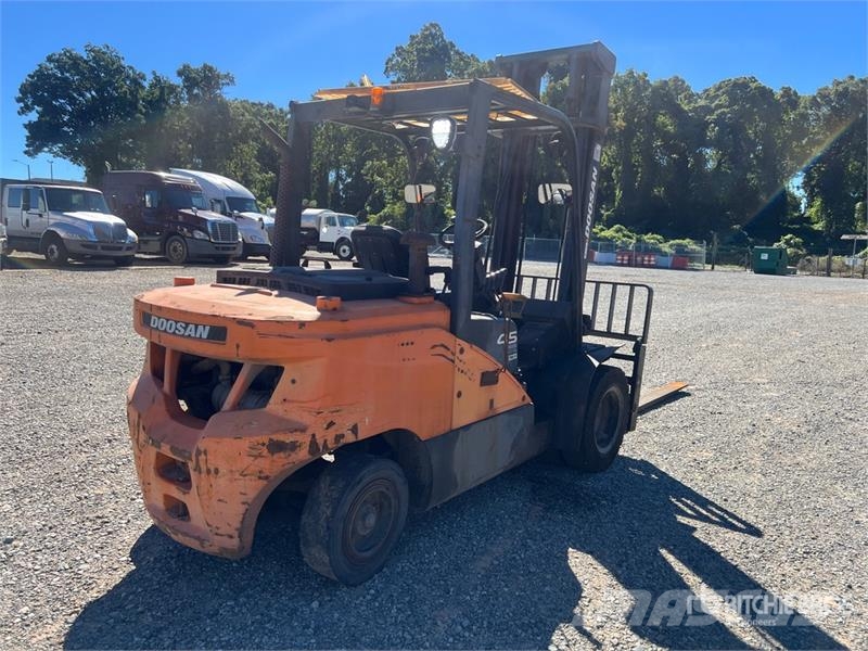 Doosan D45S-7 9100 lb Pneumatic Tire Forklift Viličari - ostalo