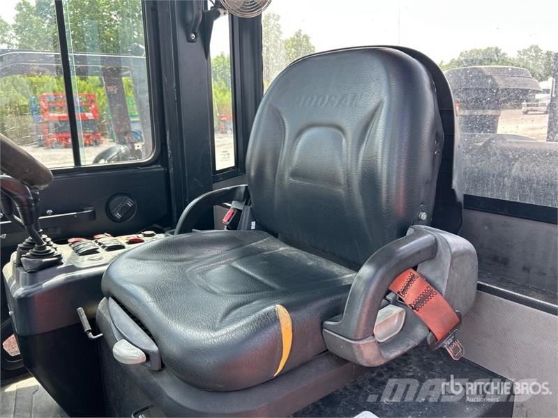 Doosan D70S-7 13500 lb Pneumatic Tire Forklift 그 외 지게차