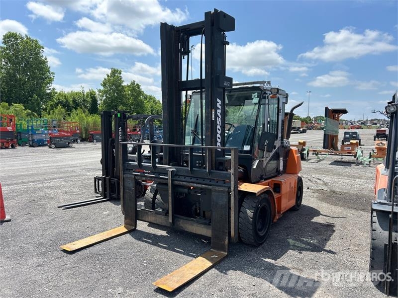 Doosan D70S-7 13500 lb Pneumatic Tire Forklift 그 외 지게차