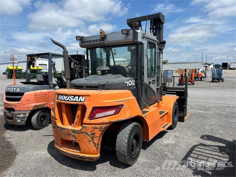 Doosan D70S-7 13500 lb Pneumatic Tire Forklift 그 외 지게차