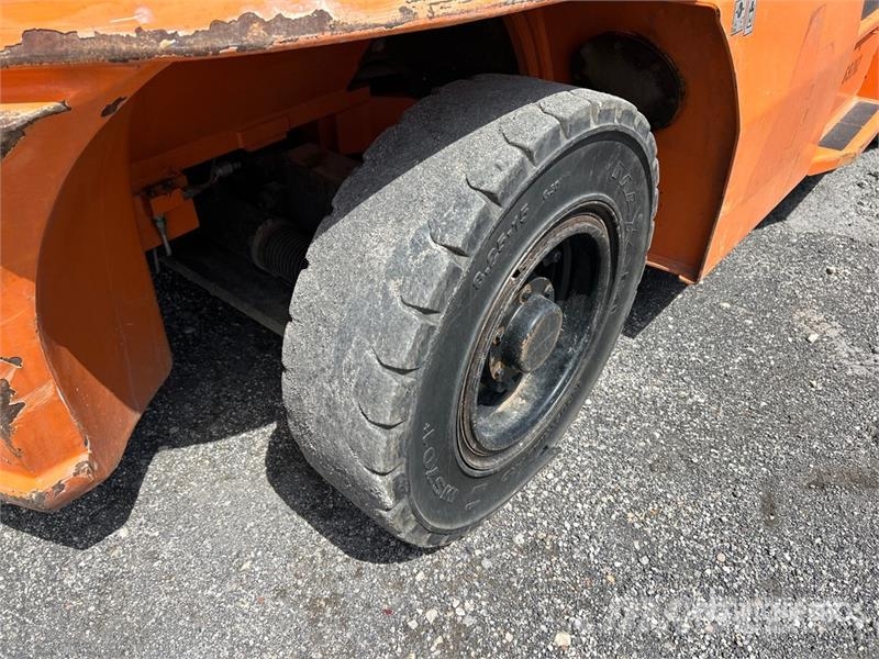 Doosan D70S-7 13500 lb Pneumatic Tire Forklift 그 외 지게차