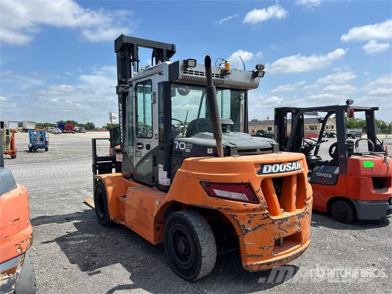 Doosan D70S-7 13500 lb Pneumatic Tire Forklift 그 외 지게차
