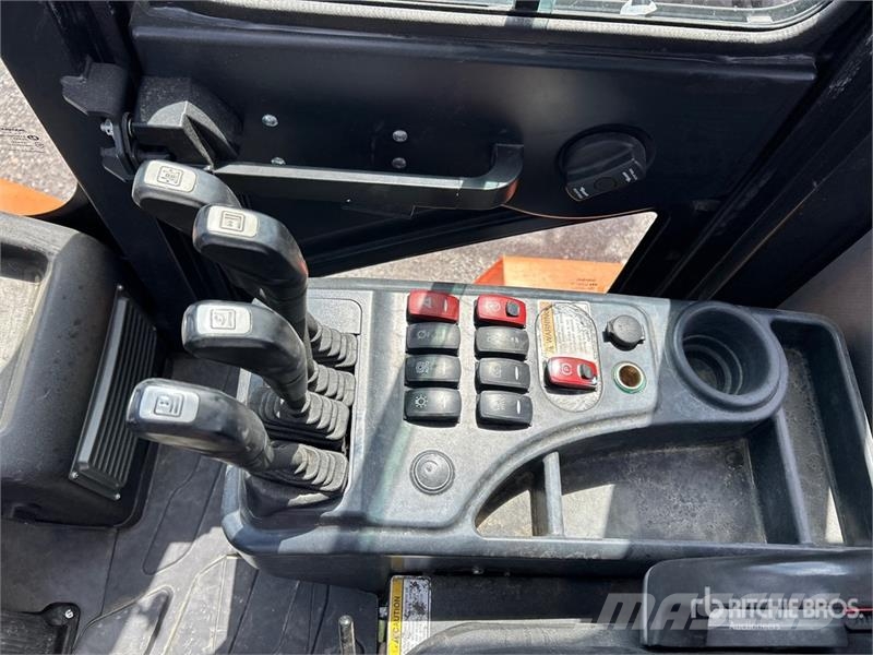 Doosan D70S-7 13500 lb Pneumatic Tire Forklift 그 외 지게차