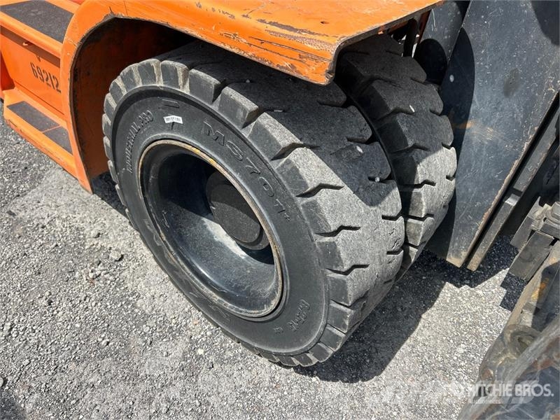 Doosan D70S-7 13500 lb Pneumatic Tire Forklift 그 외 지게차