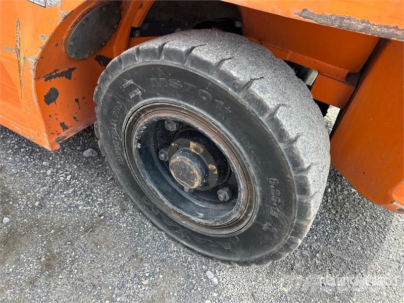 Doosan D70S-7 13500 lb Pneumatic Tire Forklift 그 외 지게차