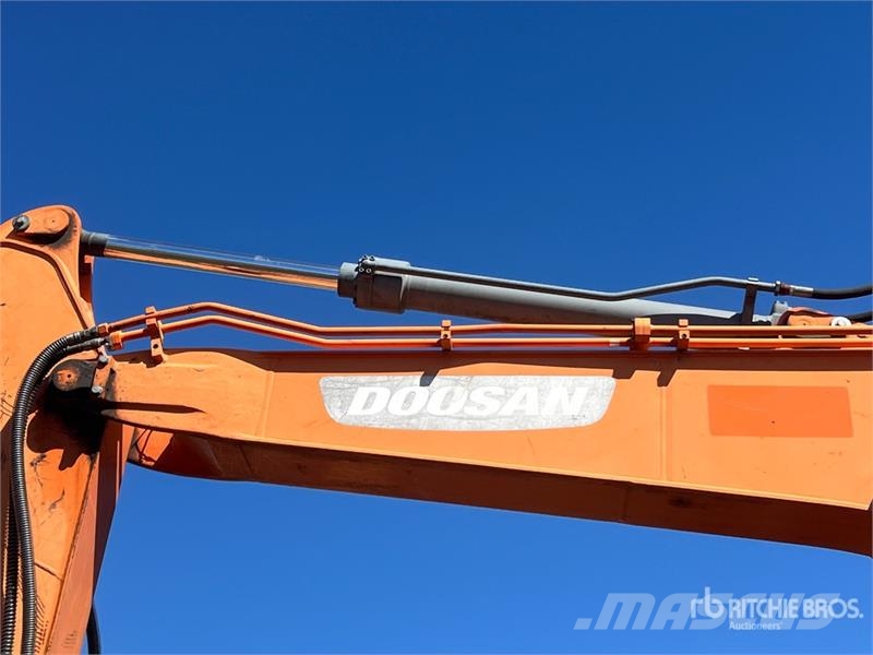 Doosan DX140LC Tracked Excavator Bageri guseničari