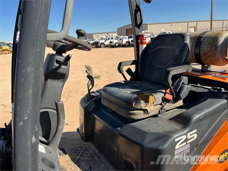 Doosan G25 4600 lb Pneumatic Tire Forklift Інше