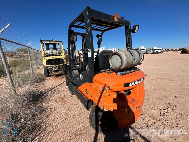 Doosan G25 4600 lb Pneumatic Tire Forklift Інше