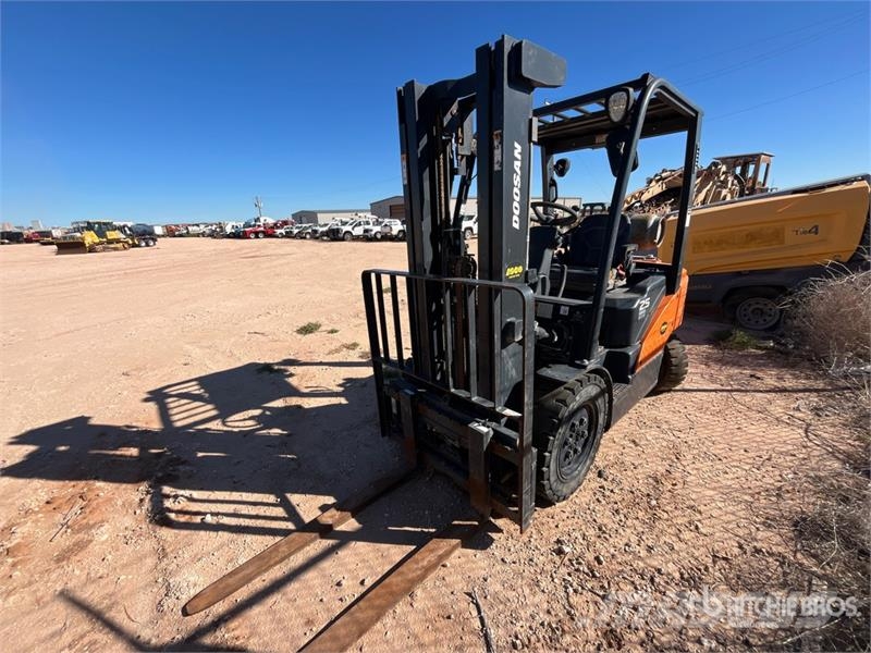 Doosan G25 4600 lb Pneumatic Tire Forklift Інше