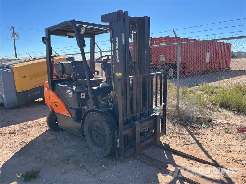 Doosan G25 4600 lb Pneumatic Tire Forklift Інше