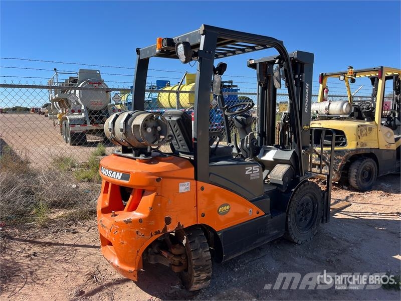 Doosan G25 4600 lb Pneumatic Tire Forklift Інше