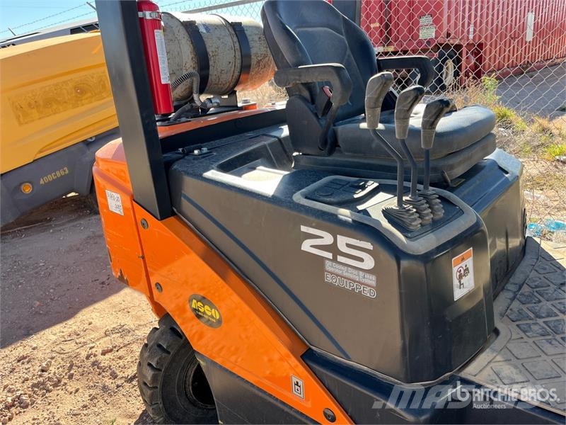 Doosan G25 4600 lb Pneumatic Tire Forklift Інше