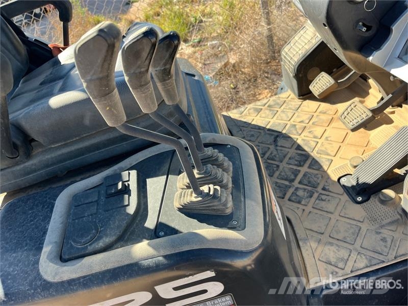 Doosan G25 4600 lb Pneumatic Tire Forklift Інше