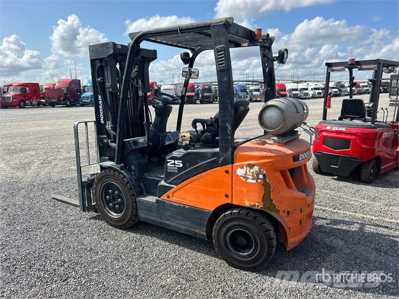 Doosan G25E-7 3850 lb Pneumatic Tire Forklift Autokrāvēji - citi