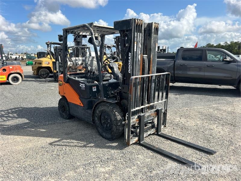 Doosan G25E-7 3850 lb Pneumatic Tire Forklift 그 외 지게차