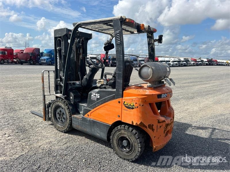 Doosan G25E-7 3850 lb Pneumatic Tire Forklift 그 외 지게차