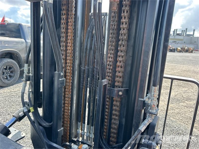 Doosan G25E-7 3850 lb Pneumatic Tire Forklift Autokrāvēji - citi