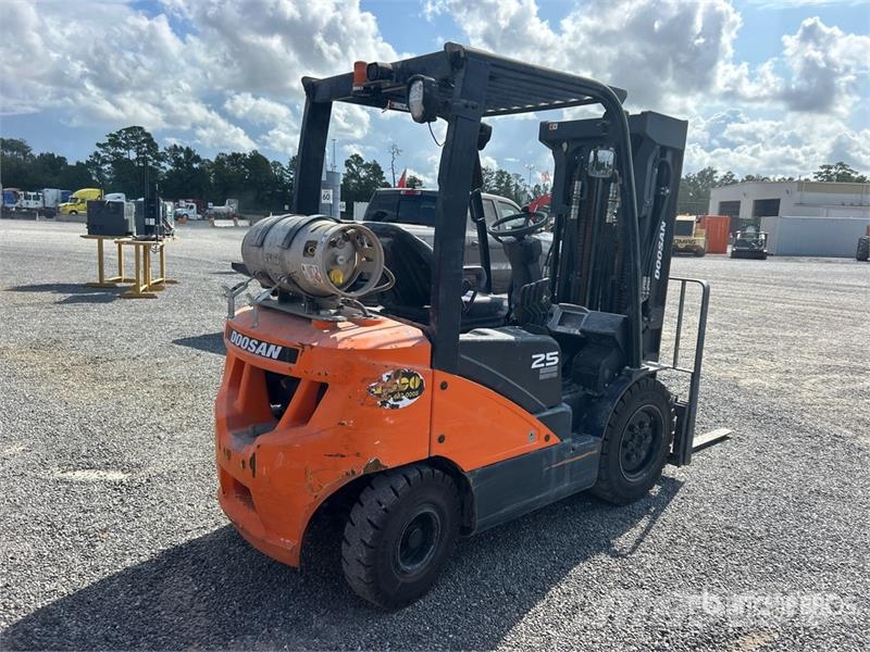 Doosan G25E-7 3850 lb Pneumatic Tire Forklift Autokrāvēji - citi