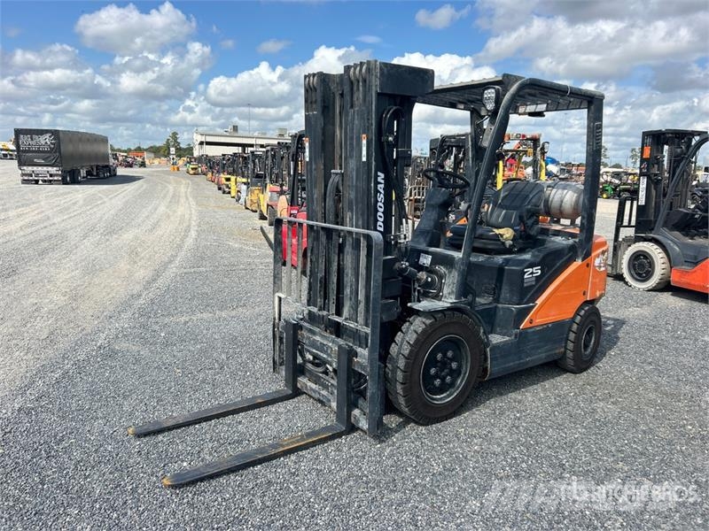 Doosan G25E-7 3850 lb Pneumatic Tire Forklift Autokrāvēji - citi