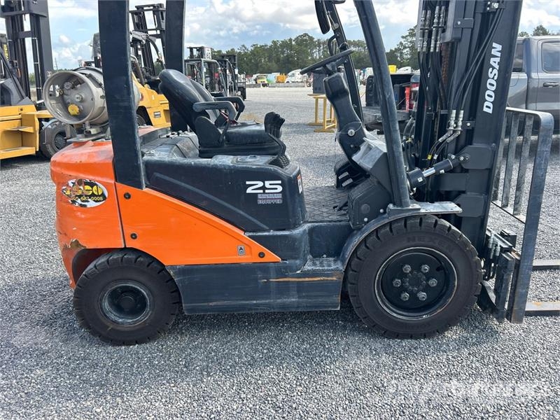 Doosan G25E-7 3850 lb Pneumatic Tire Forklift Autokrāvēji - citi