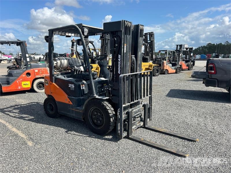 Doosan G25E-7 3850 lb Pneumatic Tire Forklift Autokrāvēji - citi