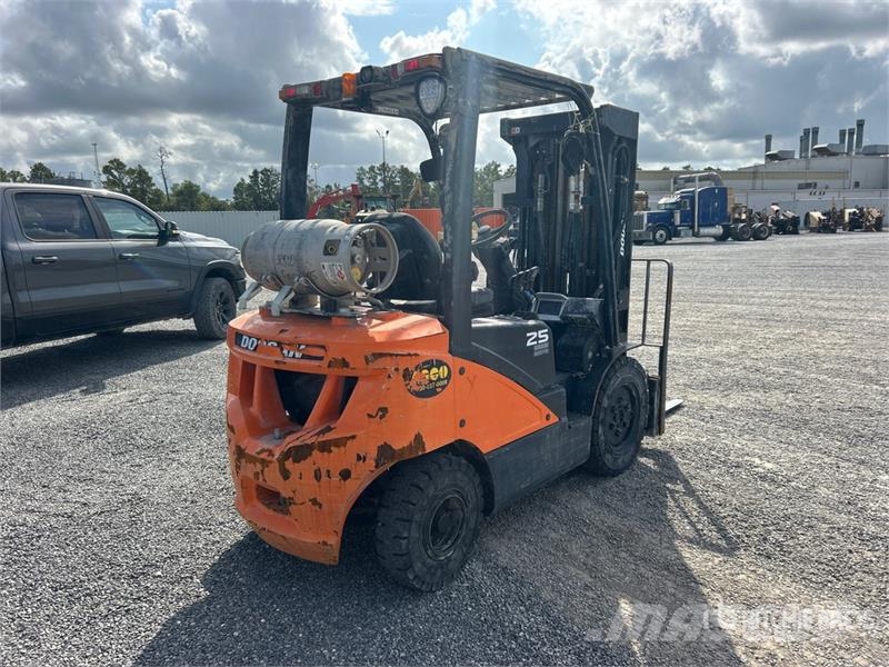 Doosan G25E-7 3850 lb Pneumatic Tire Forklift 그 외 지게차