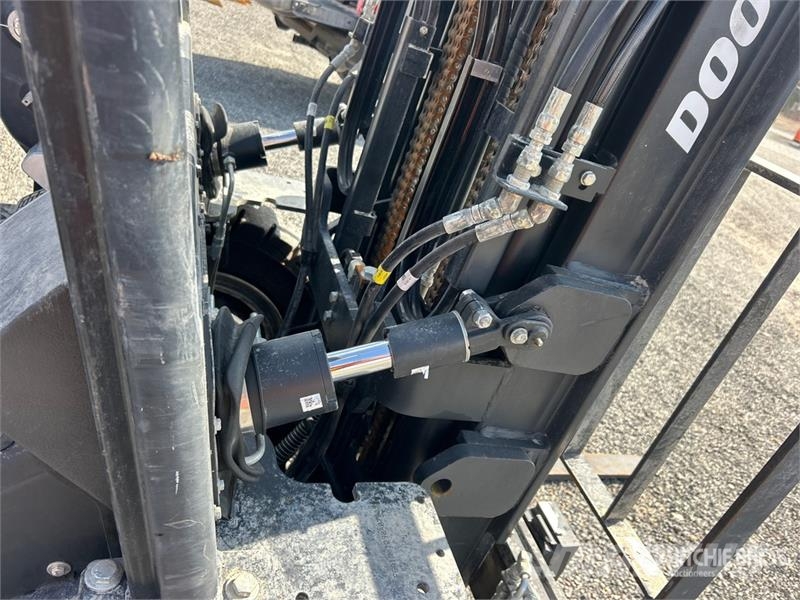 Doosan G25E-7 3850 lb Pneumatic Tire Forklift Autokrāvēji - citi