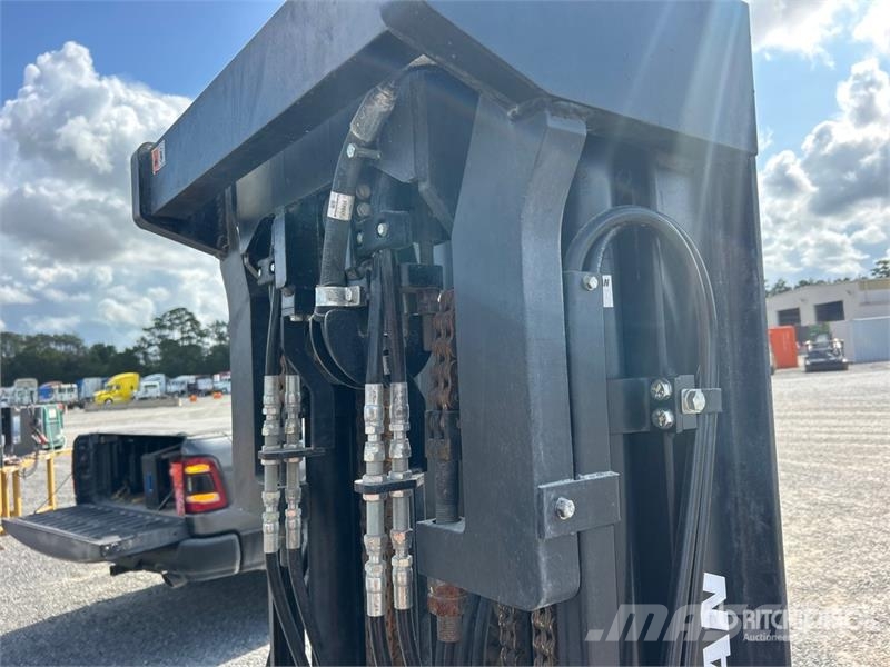 Doosan G25E-7 3850 lb Pneumatic Tire Forklift Autokrāvēji - citi