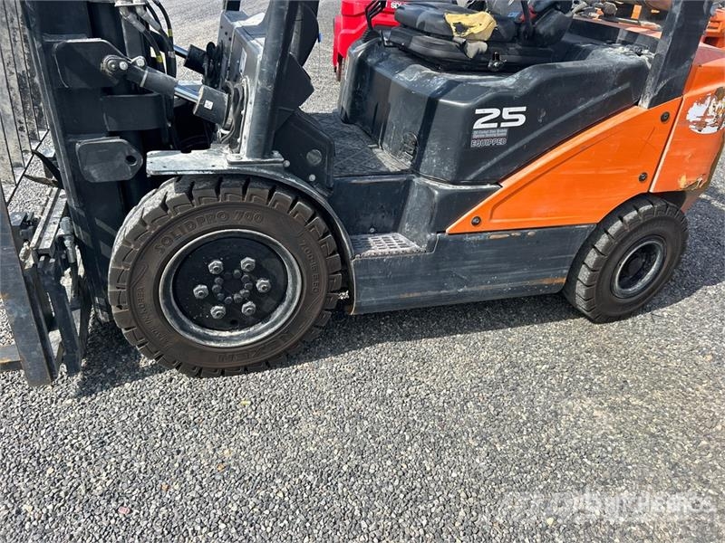 Doosan G25E-7 3850 lb Pneumatic Tire Forklift Autokrāvēji - citi