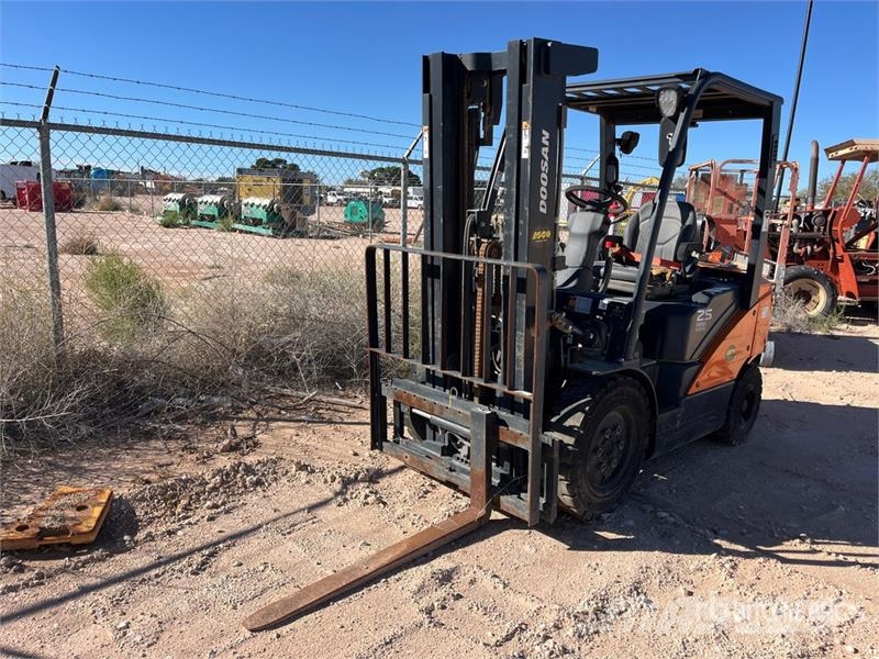 Doosan G25E-7 4600 lb Pneumatic Tire Forklift Інше