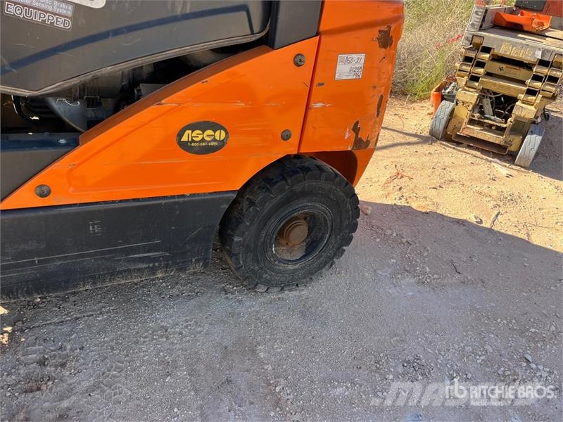 Doosan G25E-7 4600 lb Pneumatic Tire Forklift Інше