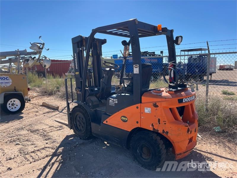 Doosan G25E-7 4600 lb Pneumatic Tire Forklift Інше