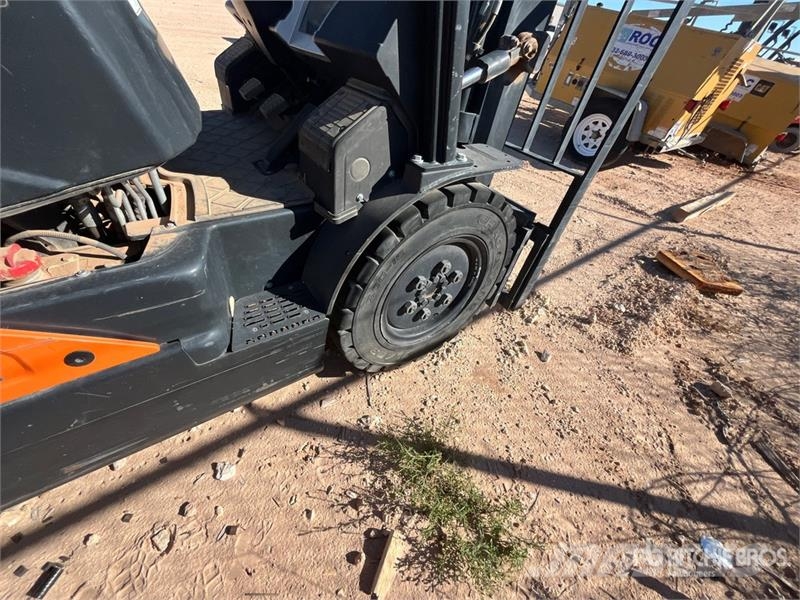 Doosan G25E-7 4600 lb Pneumatic Tire Forklift Інше