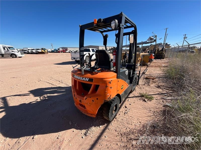 Doosan G25E-7 4600 lb Pneumatic Tire Forklift Інше