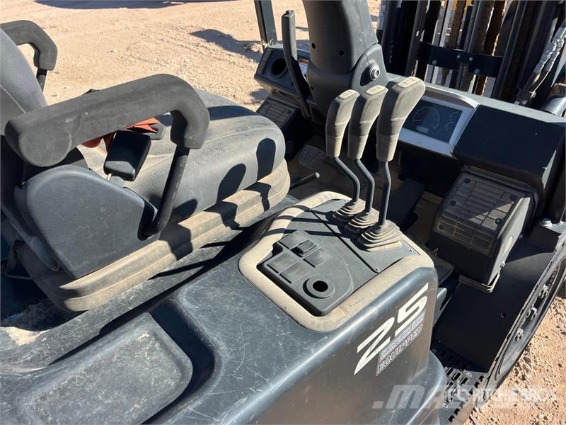 Doosan G25E-7 4600 lb Pneumatic Tire Forklift Інше