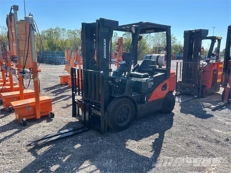Doosan G25N-7 4600 lb Pneumatic Tire Forklift Muut haarukkatrukit
