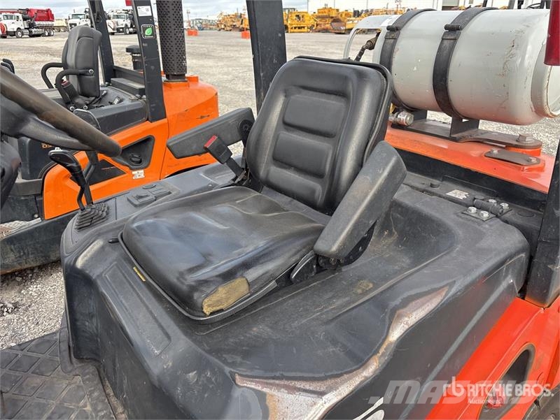 Doosan G25N-7 4600 lb Pneumatic Tire Forklift Viličari - ostalo
