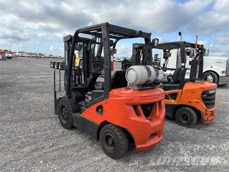 Doosan G25N-7 4600 lb Pneumatic Tire Forklift Viličari - ostalo