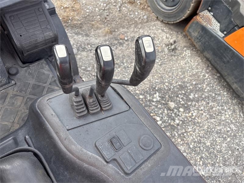 Doosan G25N-7 4600 lb Pneumatic Tire Forklift Viličari - ostalo