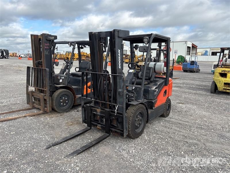 Doosan G25N-7 4600 lb Pneumatic Tire Forklift Viličari - ostalo