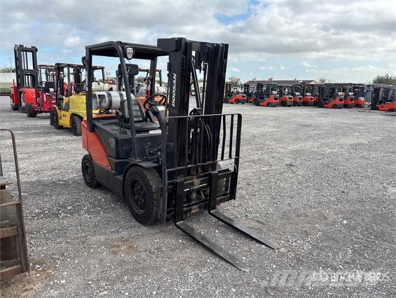 Doosan G25N-7 4600 lb Pneumatic Tire Forklift Viličari - ostalo