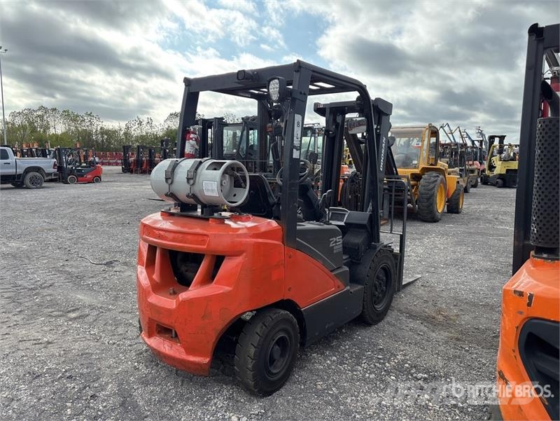 Doosan G25N-7 4600 lb Pneumatic Tire Forklift Viličari - ostalo