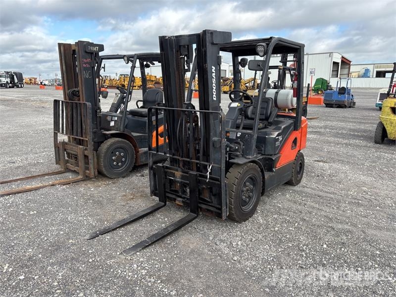 Doosan G25N-7 4600 lb Pneumatic Tire Forklift Viličari - ostalo
