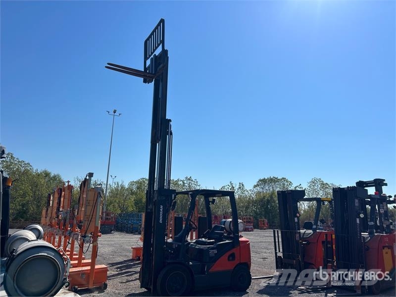 Doosan G25N-7 4600 lb Pneumatic Tire Forklift Muut haarukkatrukit