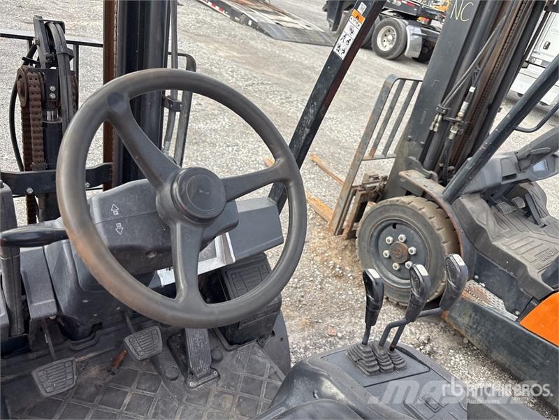 Doosan G25N-7 4600 lb Pneumatic Tire Forklift Viličari - ostalo