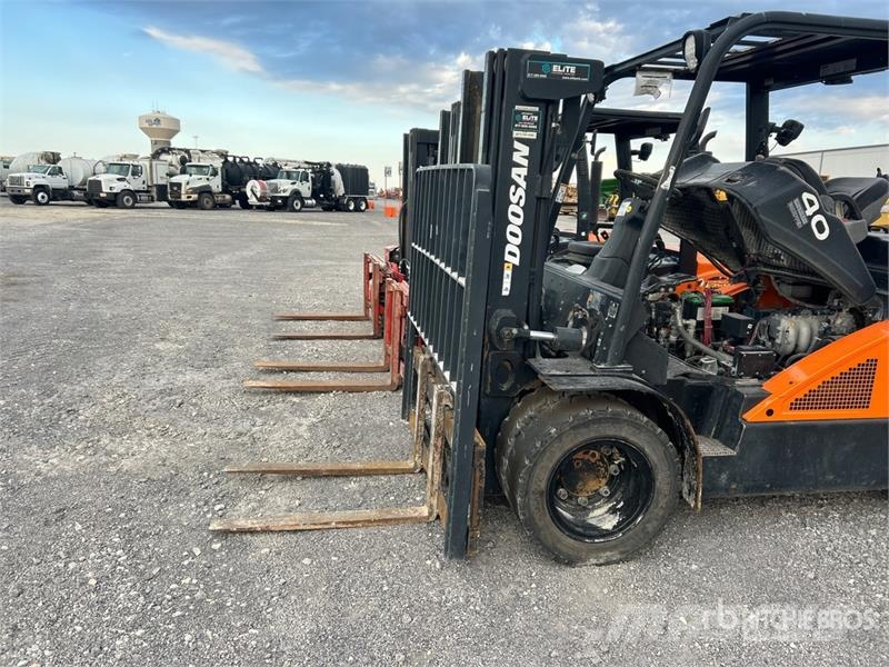 Doosan G40S-7 8350 lb Pneumatic Tire Forklift Viličarji - drugo
