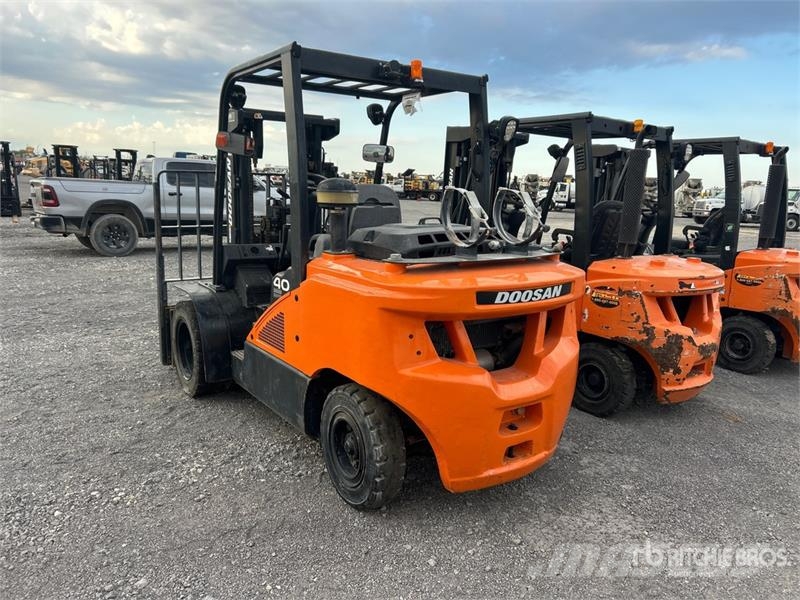 Doosan G40S-7 8350 lb Pneumatic Tire Forklift Viličarji - drugo