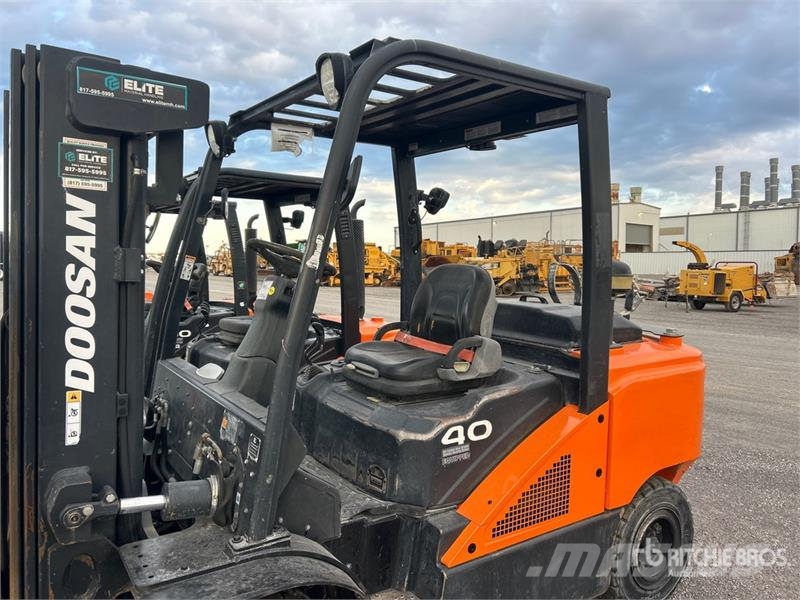 Doosan G40S-7 8350 lb Pneumatic Tire Forklift Viličarji - drugo