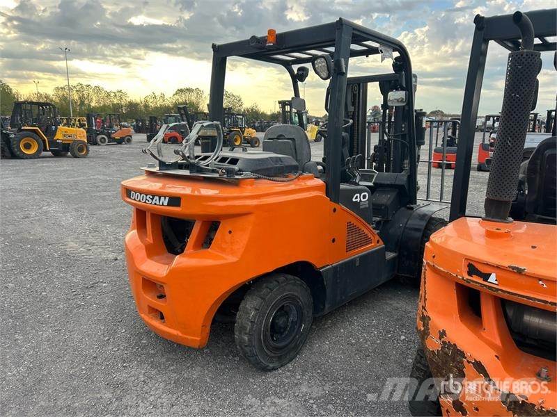 Doosan G40S-7 8350 lb Pneumatic Tire Forklift Viličarji - drugo